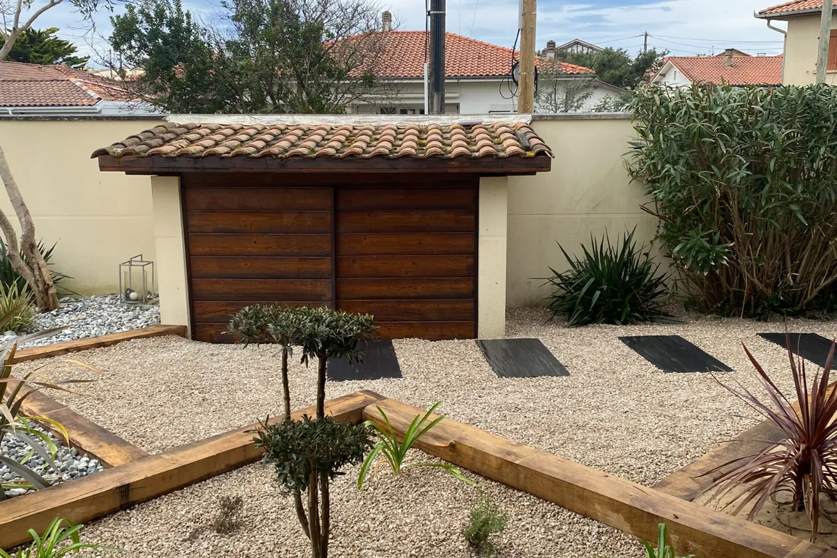 Jardin minéral contemporain avec pas japonais et abri bois